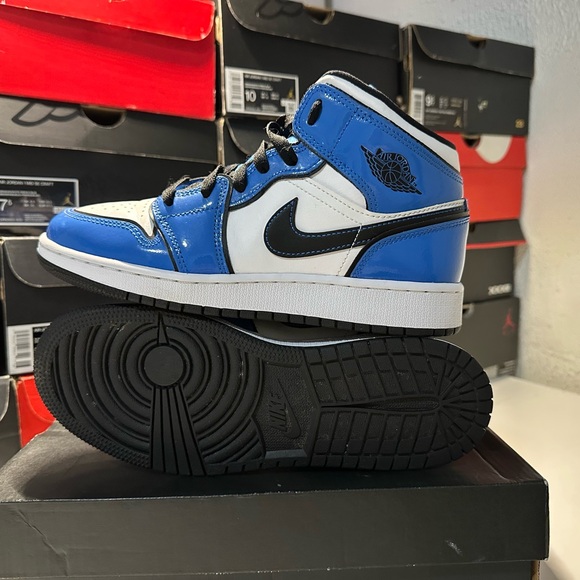 Jordan 1 Mid Signal Blue (GS) - Picture 7 of 8
